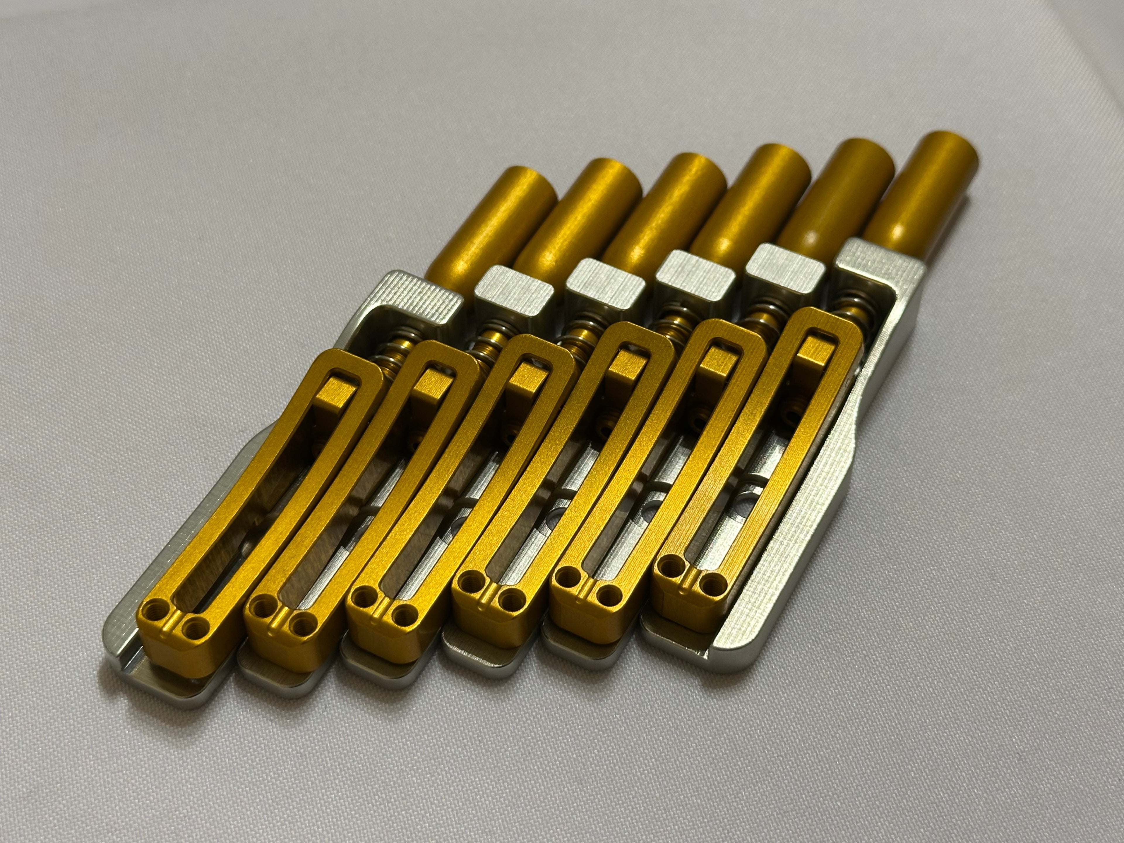 Skethra Multiscale Mono-Rail Bridge — Silver Baseplate / Gold Hardware