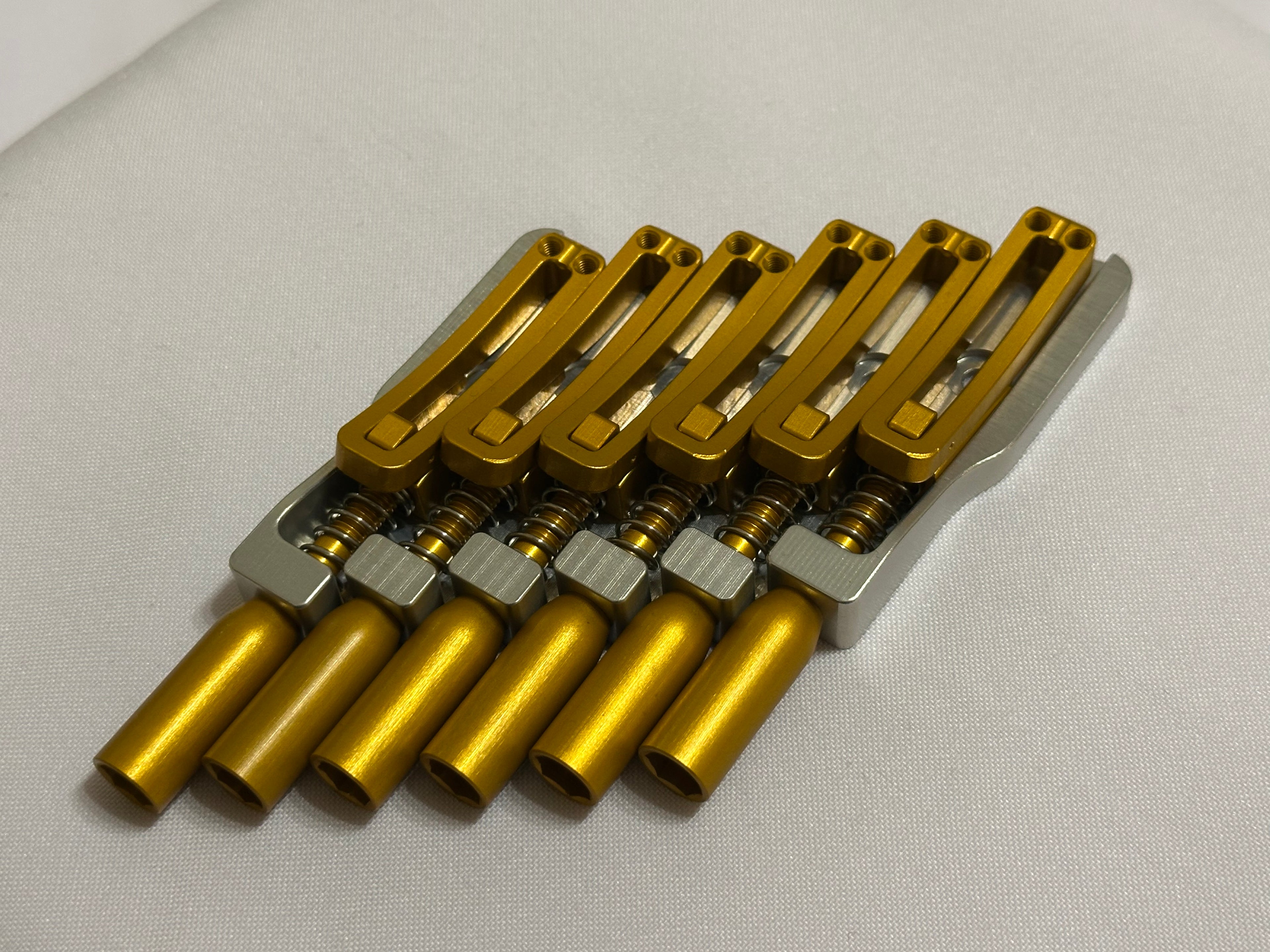 Skethra Multiscale Mono-Rail Bridge — Silver Baseplate / Gold Hardware
